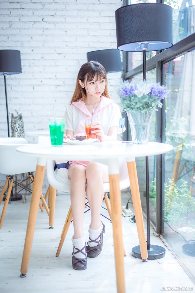 “还打个屁。”庞统翻了翻白眼道：“等着，刘璝应该很快就回来了，我要亲自去一趟阆中，说服张任他们倒戈。”从这里去阆中大营一路上关卡重重，要过关卡，路上花的时间未必就比刘璝从成都过来短，因此在收到消息的时候，庞统就已经决定要出发。